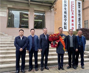 周凡慰問全國道德模范劉習(xí)明：“你是岳麓區(qū)思想道德建設(shè)的標(biāo)桿”