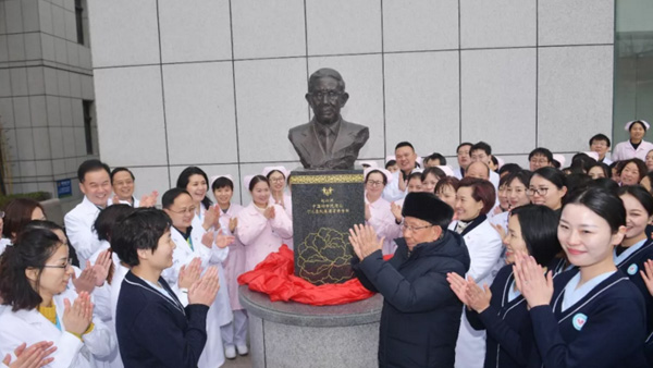 六喜：中國科學(xué)院劉以訓(xùn)院士銅像揭幕儀式在長沙寧兒婦產(chǎn)醫(yī)院星光廣場隆重舉行