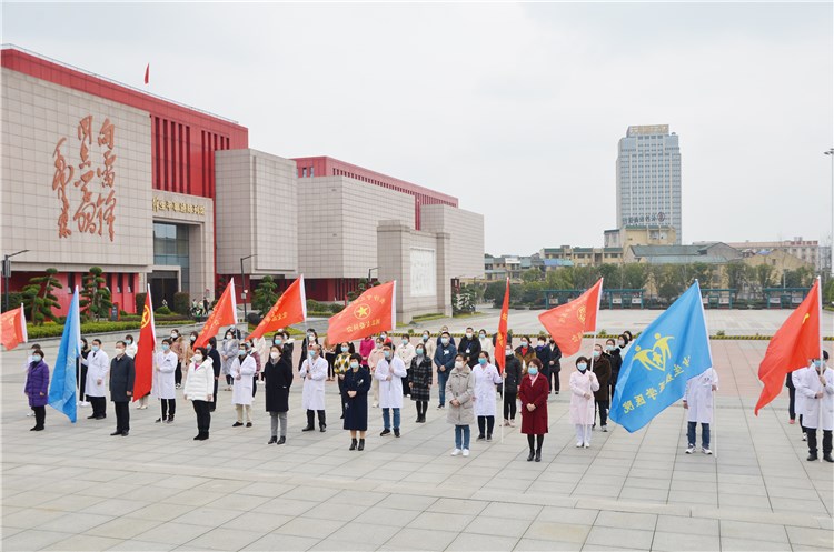 疫情仍吃緊，不忘學(xué)雷鋒 一一寧兒醫(yī)院集團(tuán)黨團(tuán)工婦向雷鋒塑像敬獻(xiàn)花藍(lán)